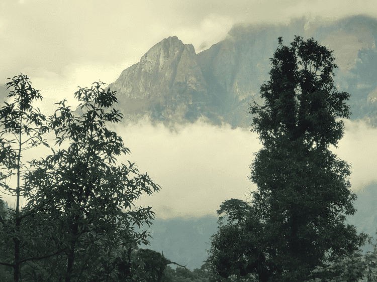 mountain peaks on the annapurna