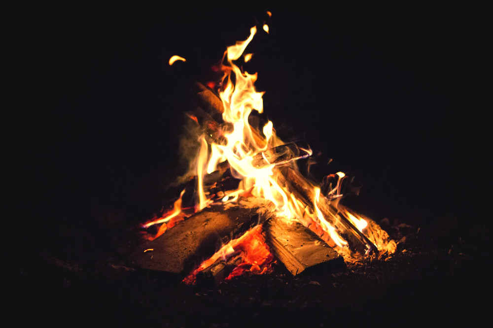 how to build a campfire at night