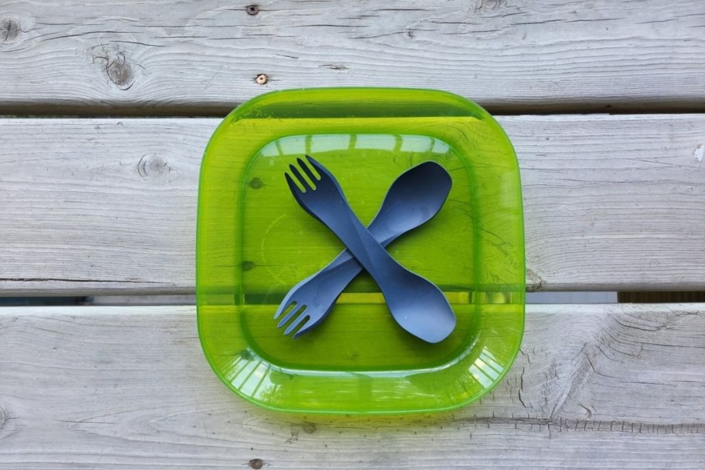 two blue sporks on a green plate